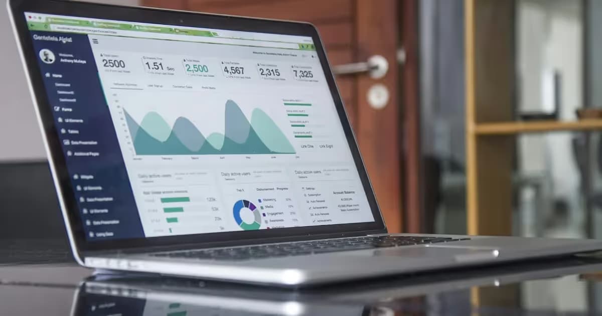 Courbes de statistiques de trafic sur un ordinateur portable