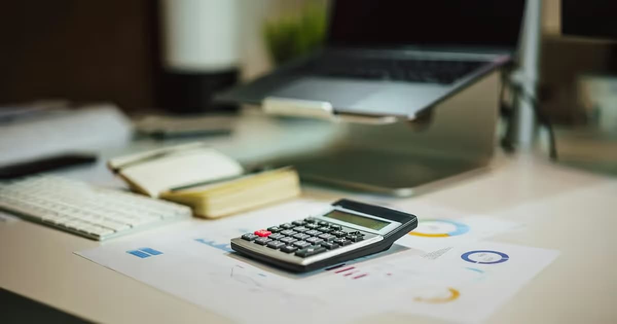 Calculatrice et documents pour établir un budget