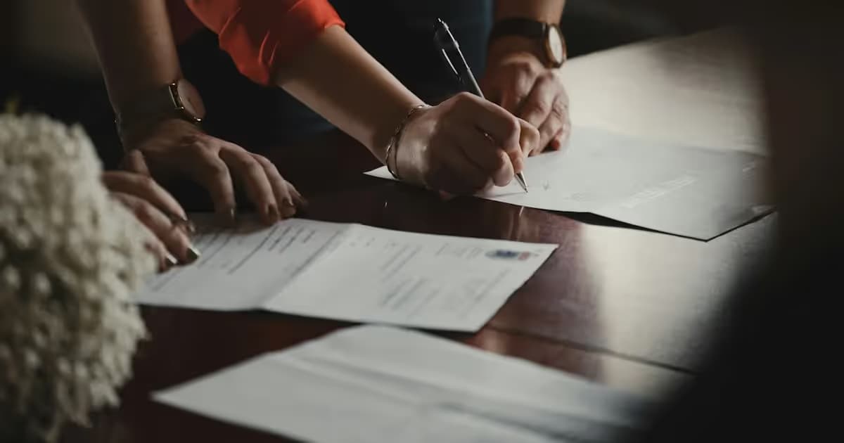 Signature d'un contrat lors d'un rendez-vous professionnel