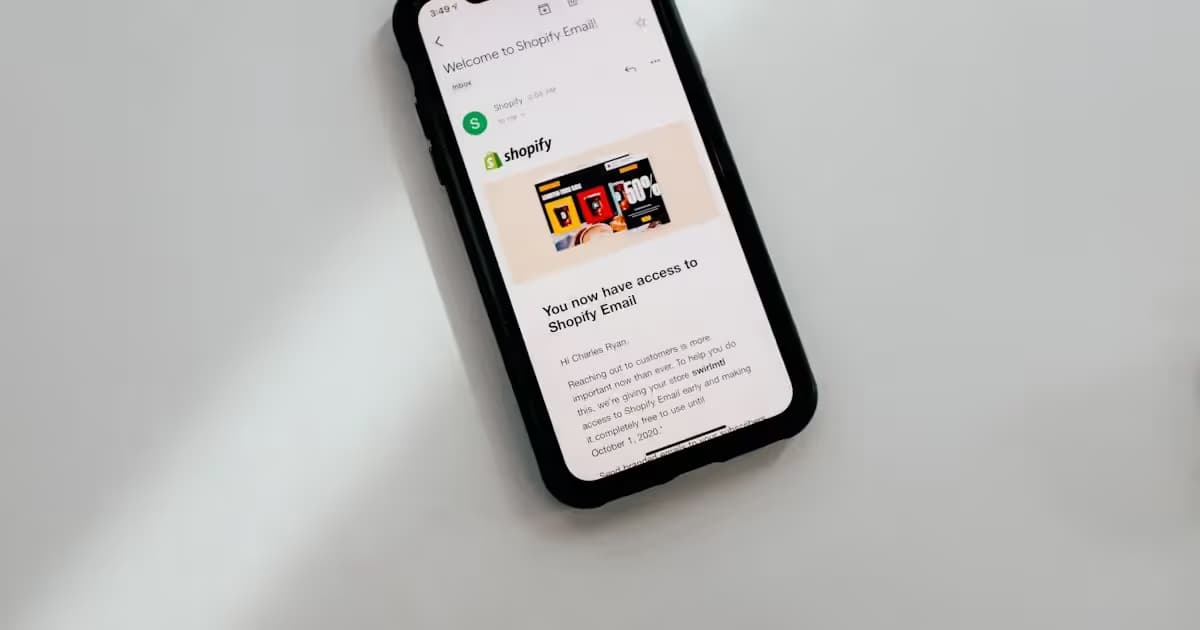 Boutique Shopify affichée sur un écran