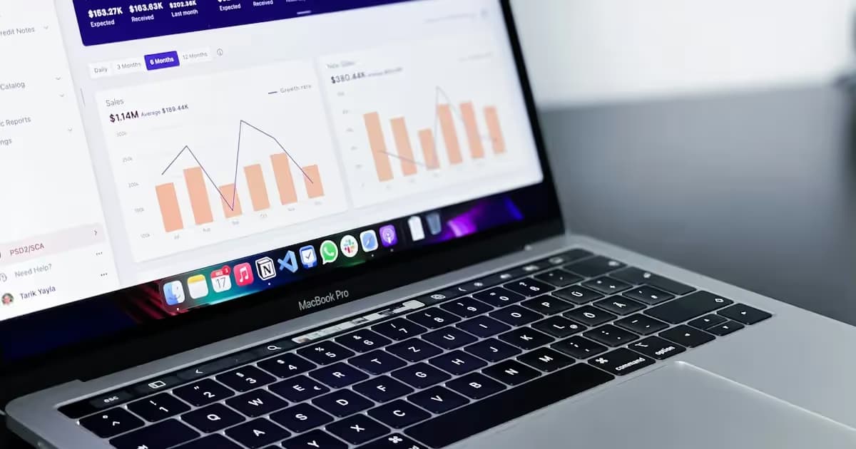 Courbes de statistiques de trafic sur un ordinateur portable