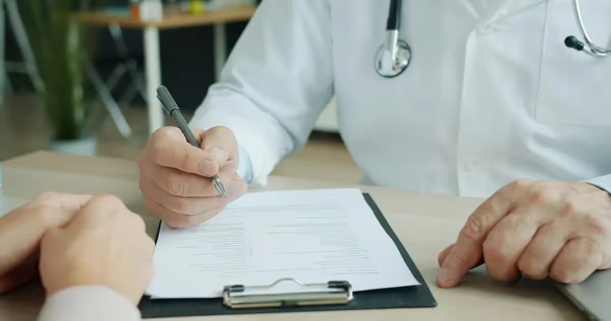 Médecin recevant un patient en consultation