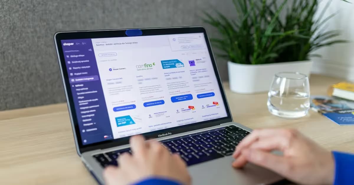 Boutique Shopify affichée sur un écran