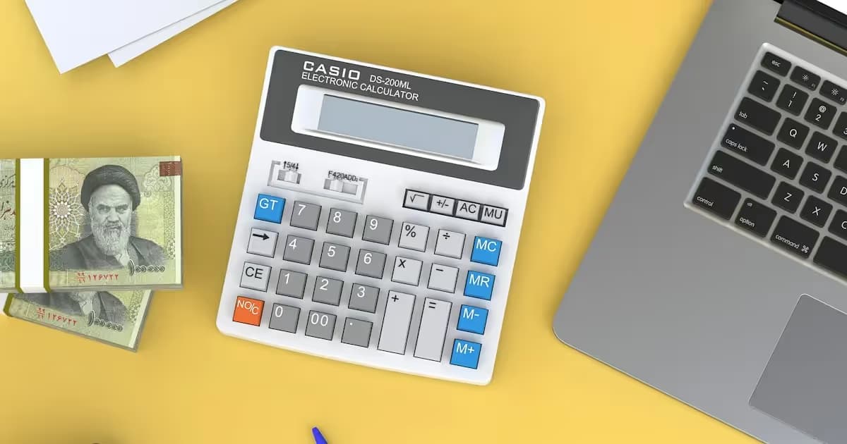 Calculatrice et documents pour établir un budget