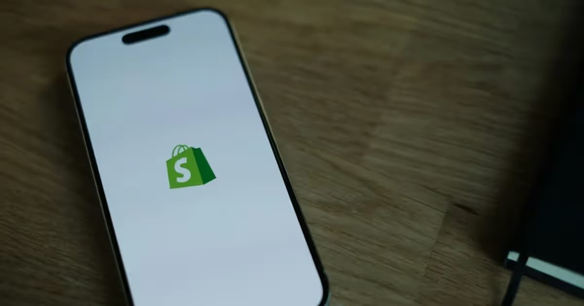Boutique Shopify affichée sur un écran