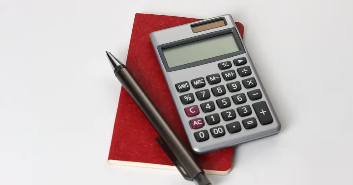Calculatrice et documents pour établir un budget