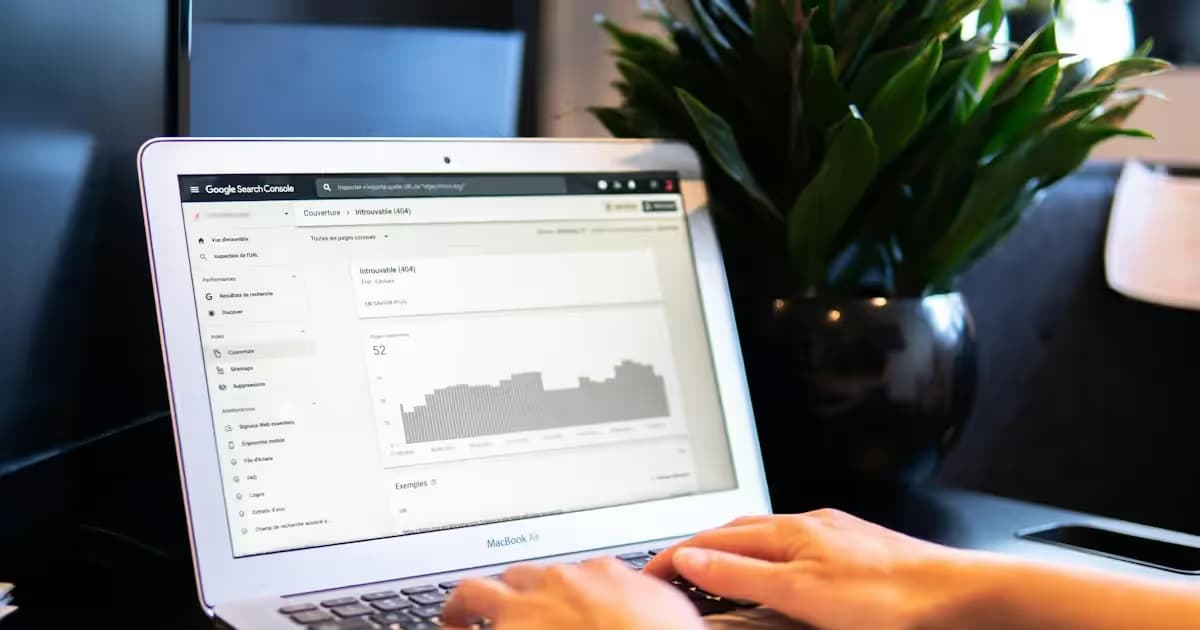 Courbes de statistiques de trafic sur un ordinateur portable