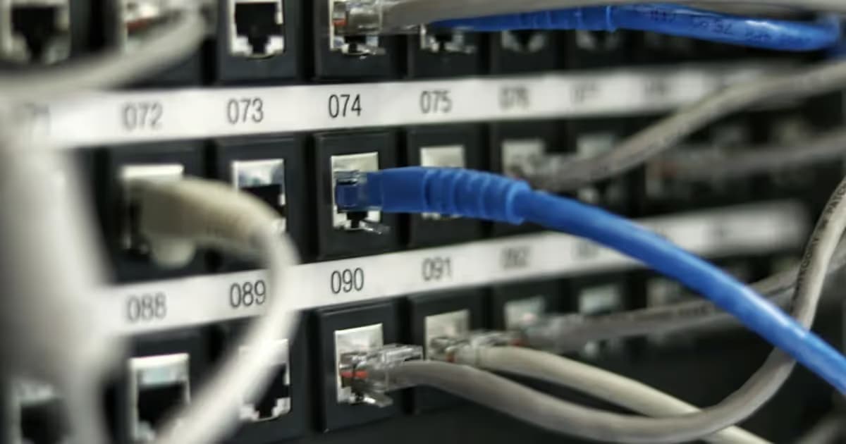 Équipements réseau et serveurs dans un centre de données