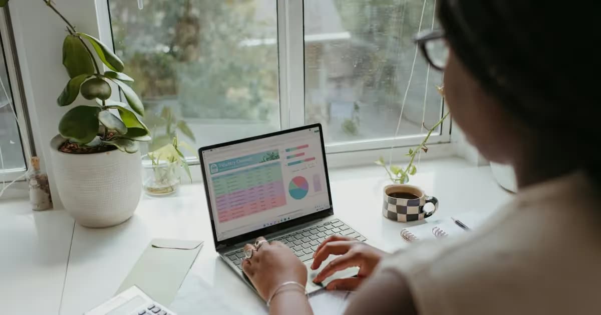 Calculatrice et documents pour établir un budget