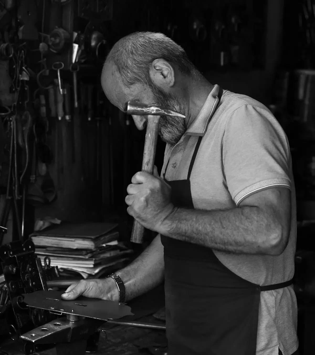 Artisan au marteau dans son atelier