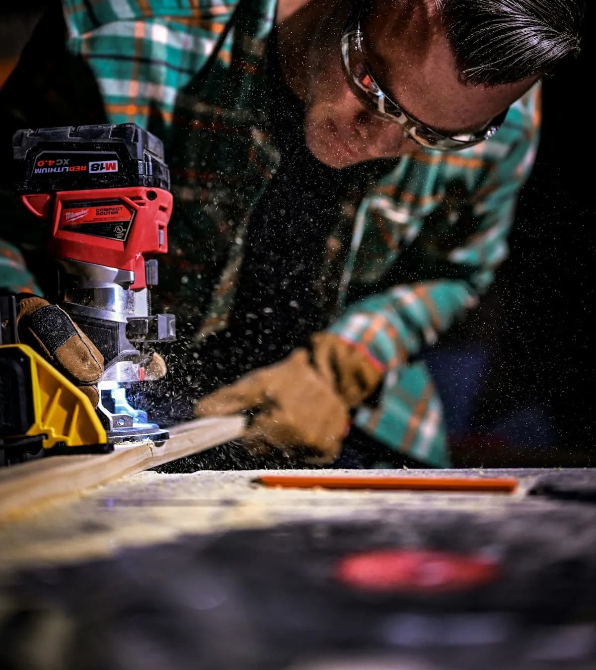 Artisan au travail avec une défonceuse