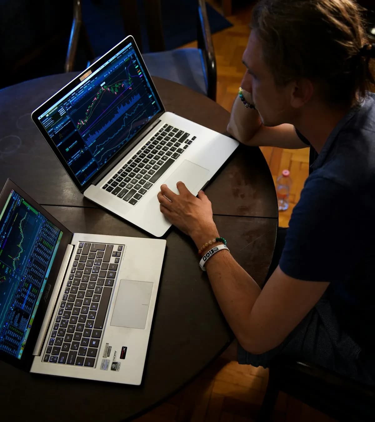 Deux personnes analysant un site sur leurs ordinateurs