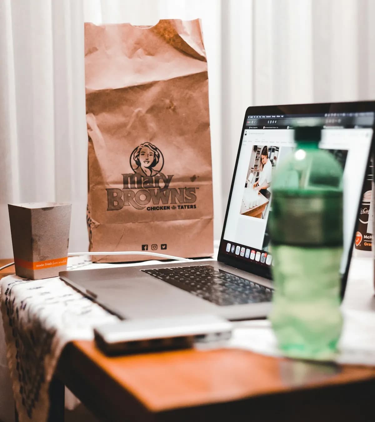 Boutique en ligne ouverte sur un ordinateur portable, à côté des produits