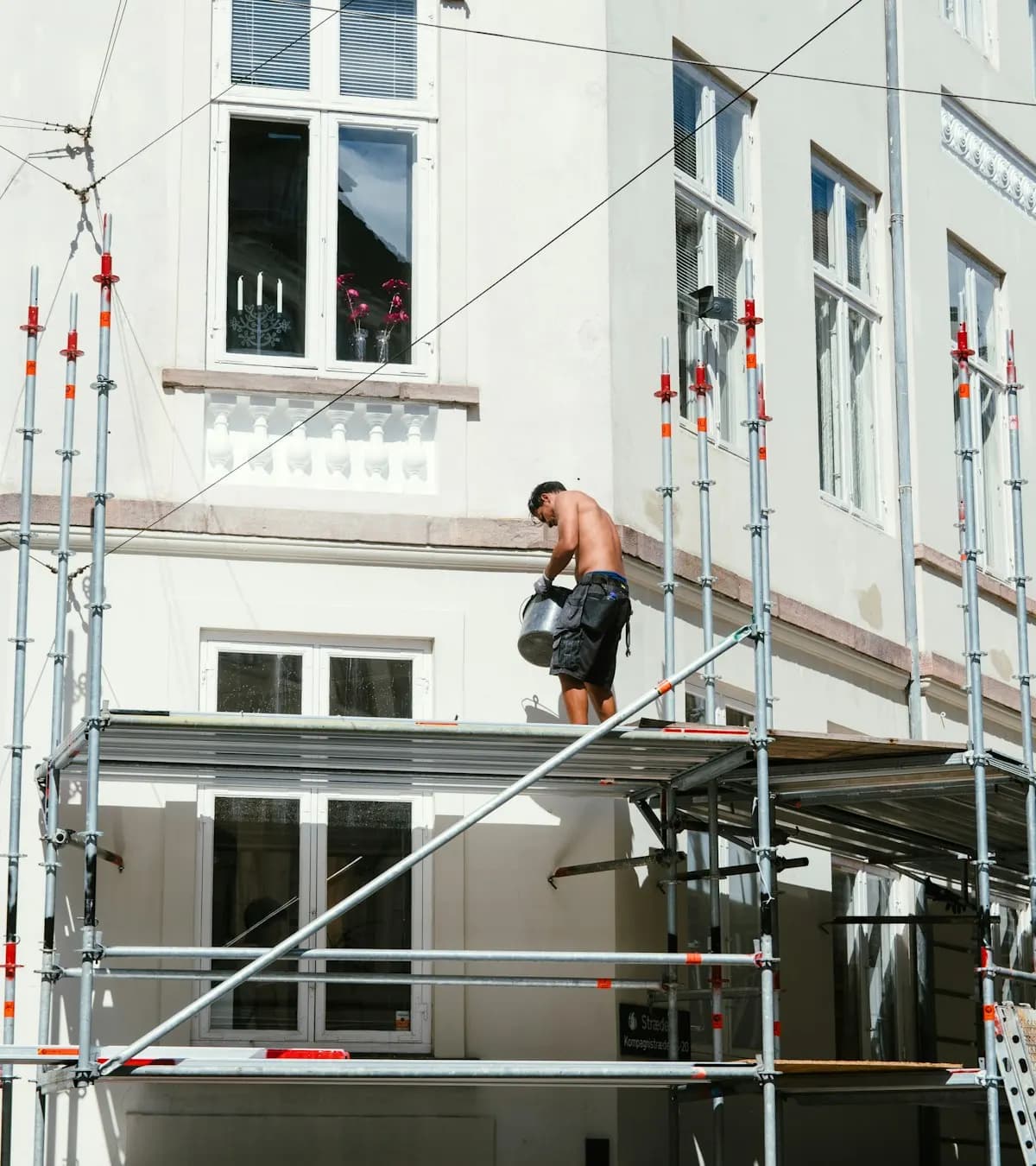 Peintre sur un échafaudage de façade