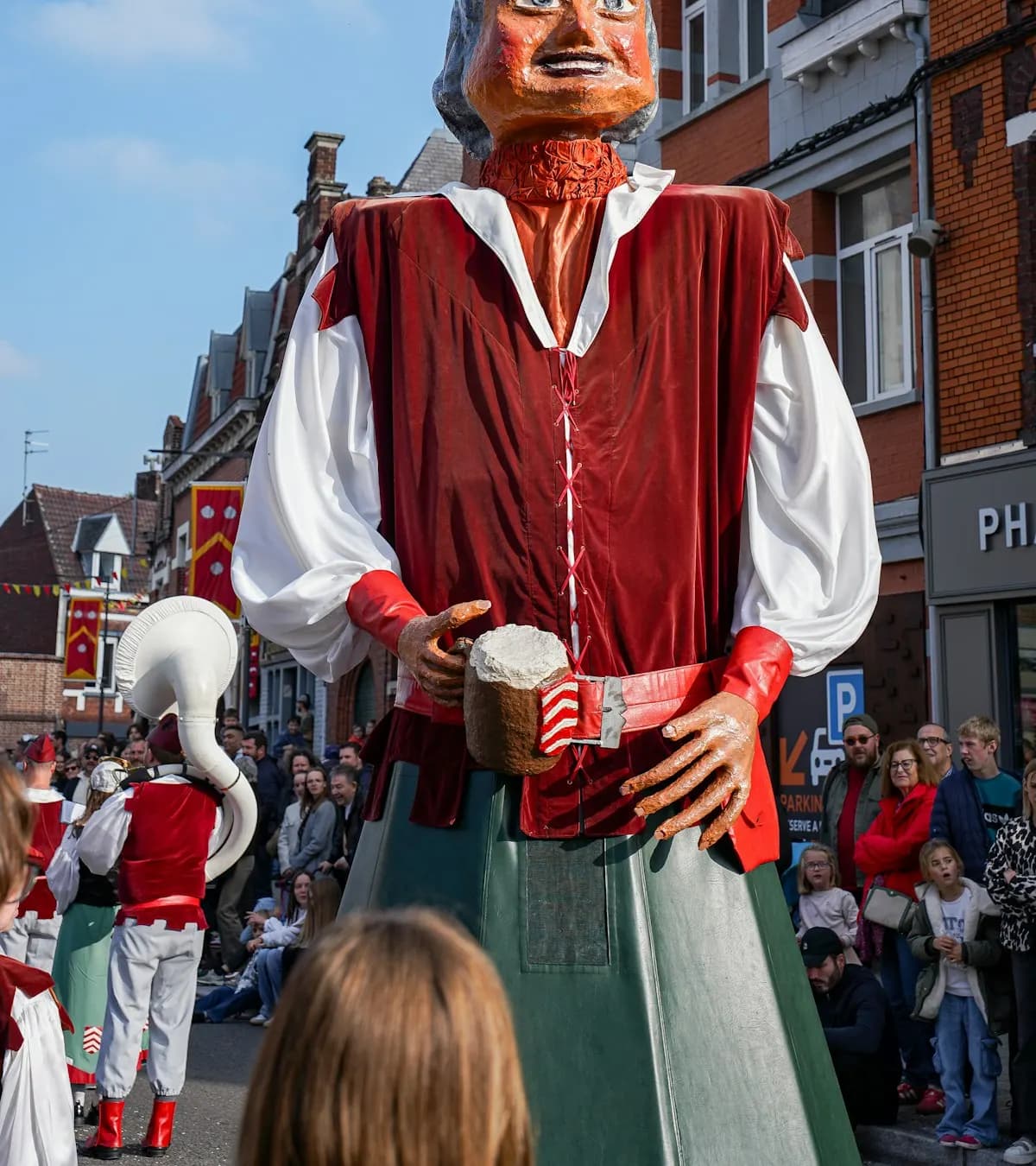 Géant de carnaval défilant dans une rue du Nord