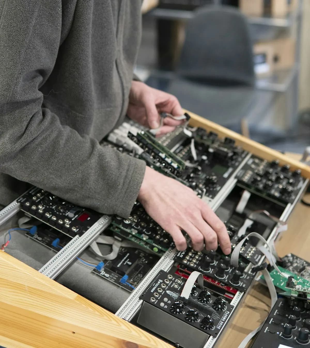 Technicien intervenant sur du matériel informatique