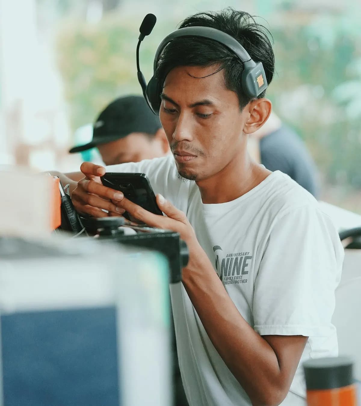 Technicien du support au casque
