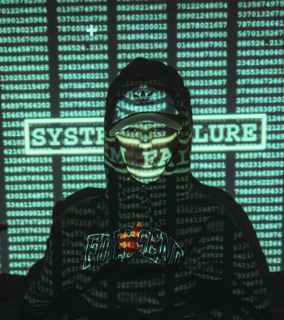 Silhouette encapuchonnée et message d'erreur système
