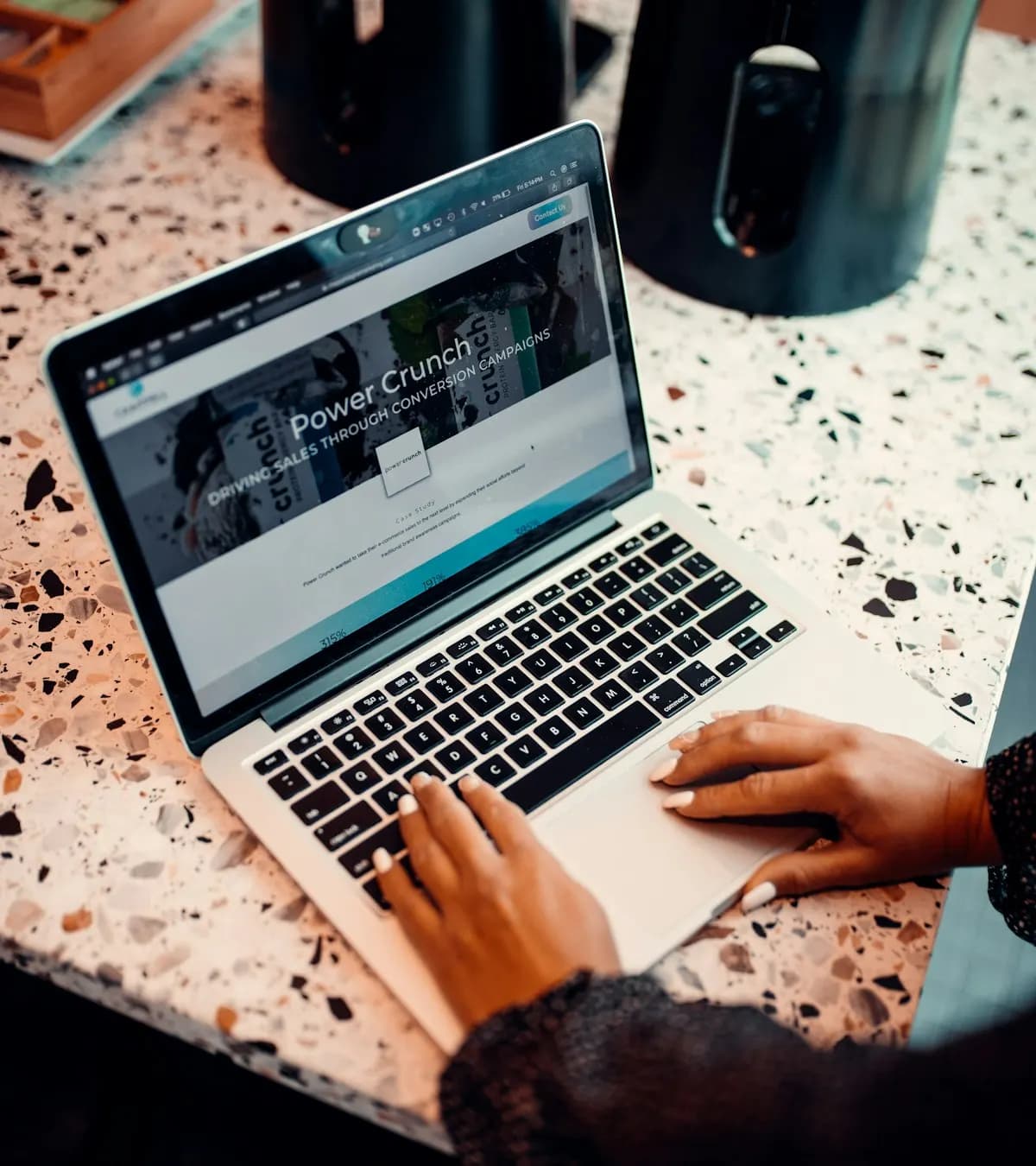 Mains sur le clavier d'un ordinateur portable affichant un site