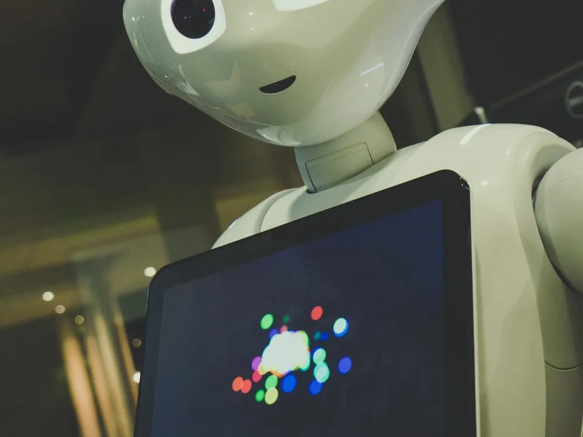Robot humanoïde tenant une tablette