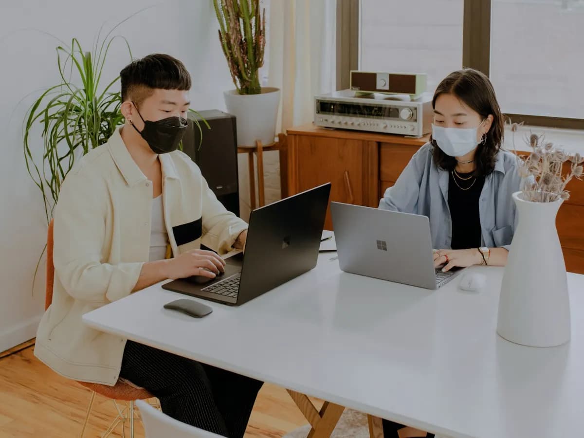 Collègues travaillant dans un open space