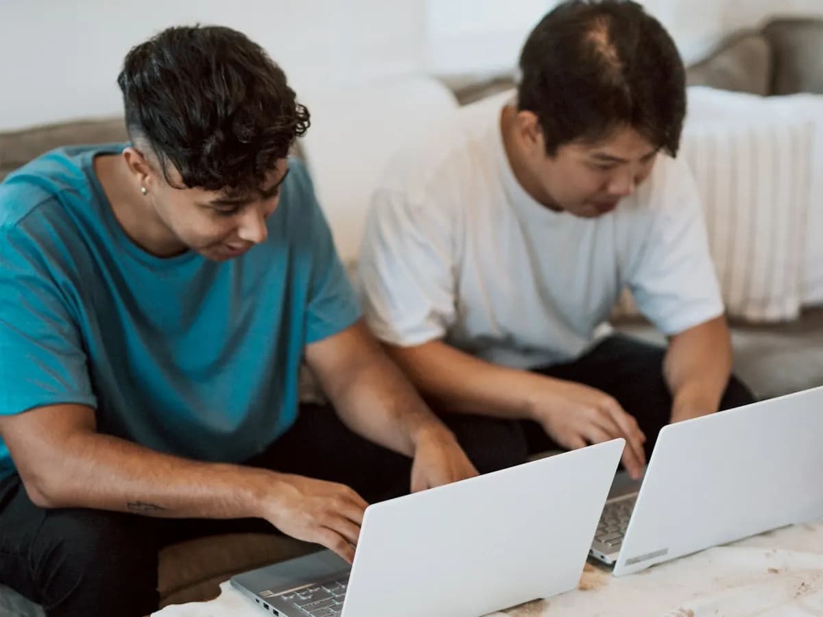 Deux collègues travaillant sur leurs ordinateurs portables