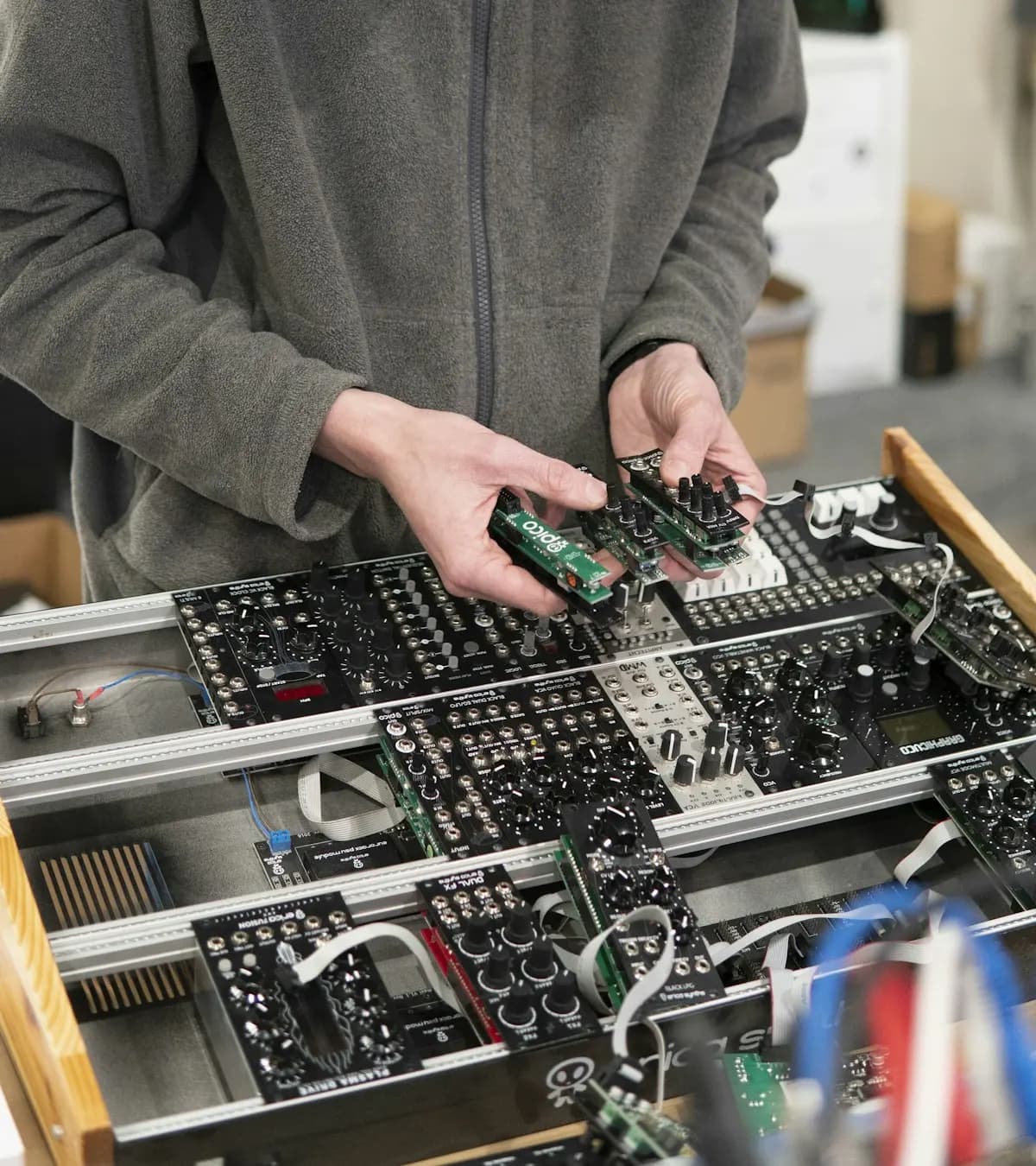 Technicien réparant une carte électronique