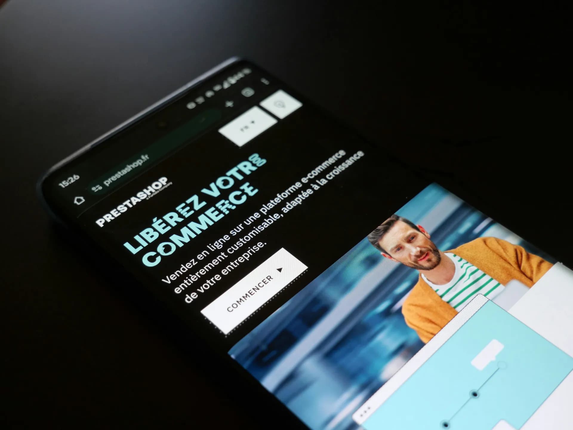 Smartphone affichant le site PrestaShop, boutique e-commerce maintenue par WebSentinel