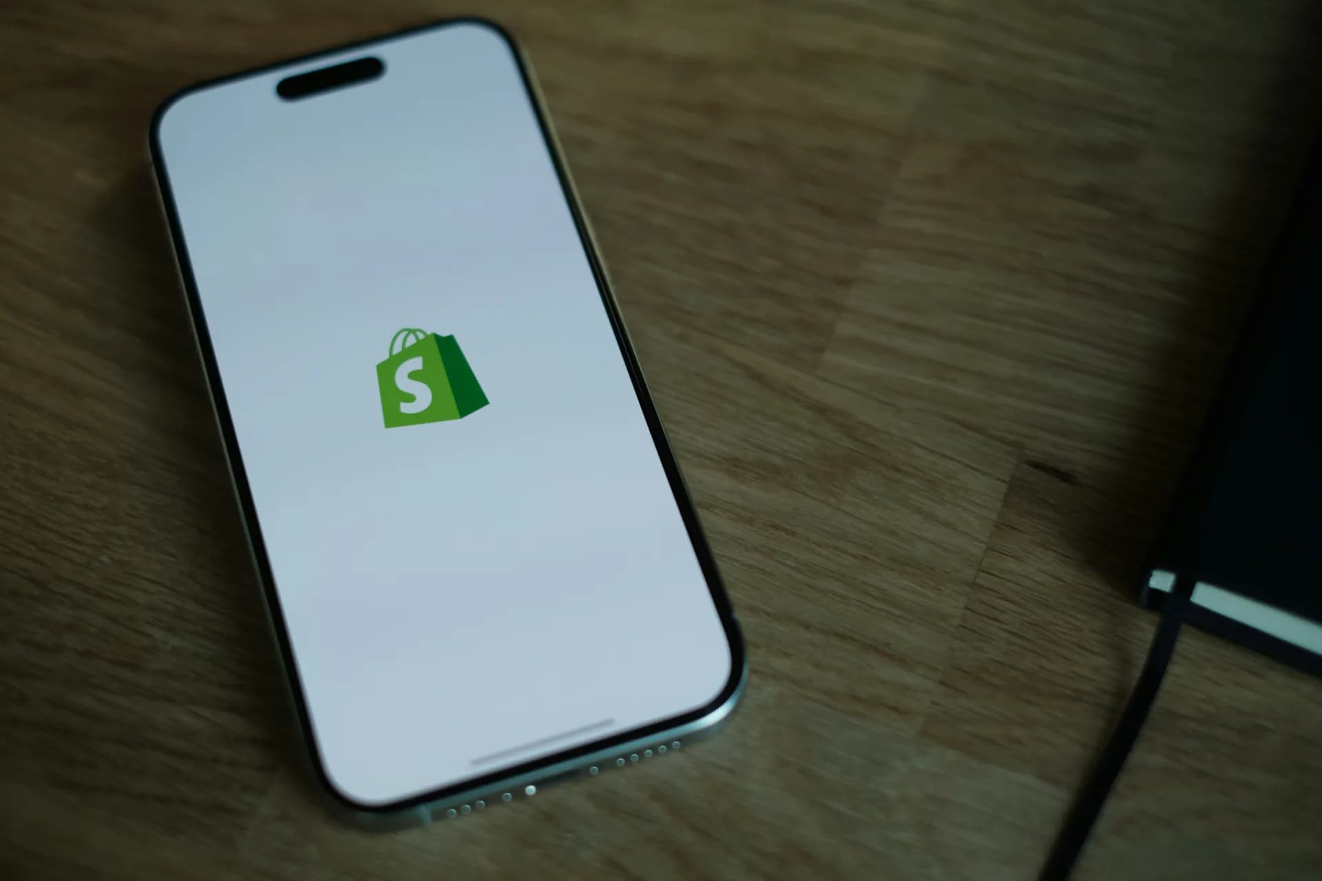 Application Shopify ouverte sur smartphone, boutique en ligne suivie par WebSentinel